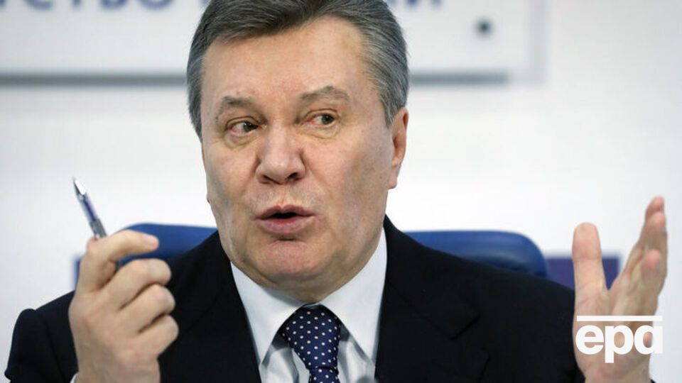 В Оболонському райсуді Києва розглядають справу щодо обвинувачення Януковича в держзраді