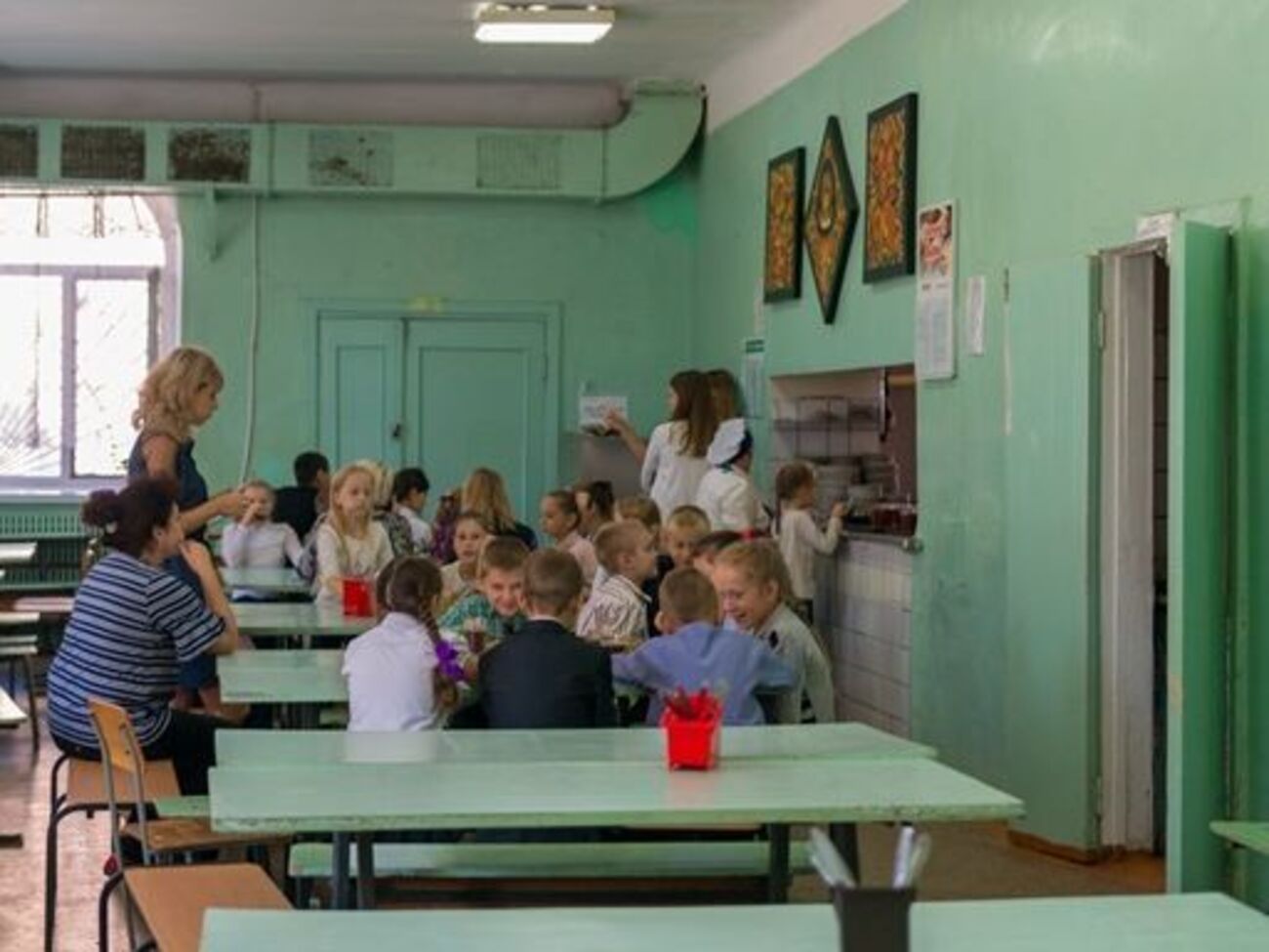 16 детей попали в больницу с отравлением