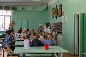 16 детей попали в больницу с отравлением