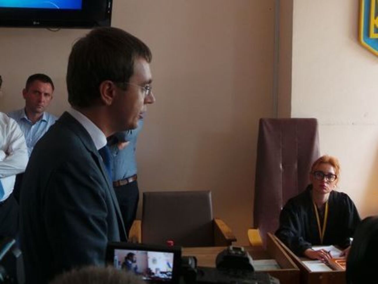 Омелян должен сдать все загранпаспорта