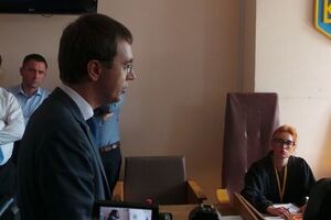 Омелян должен сдать все загранпаспорта