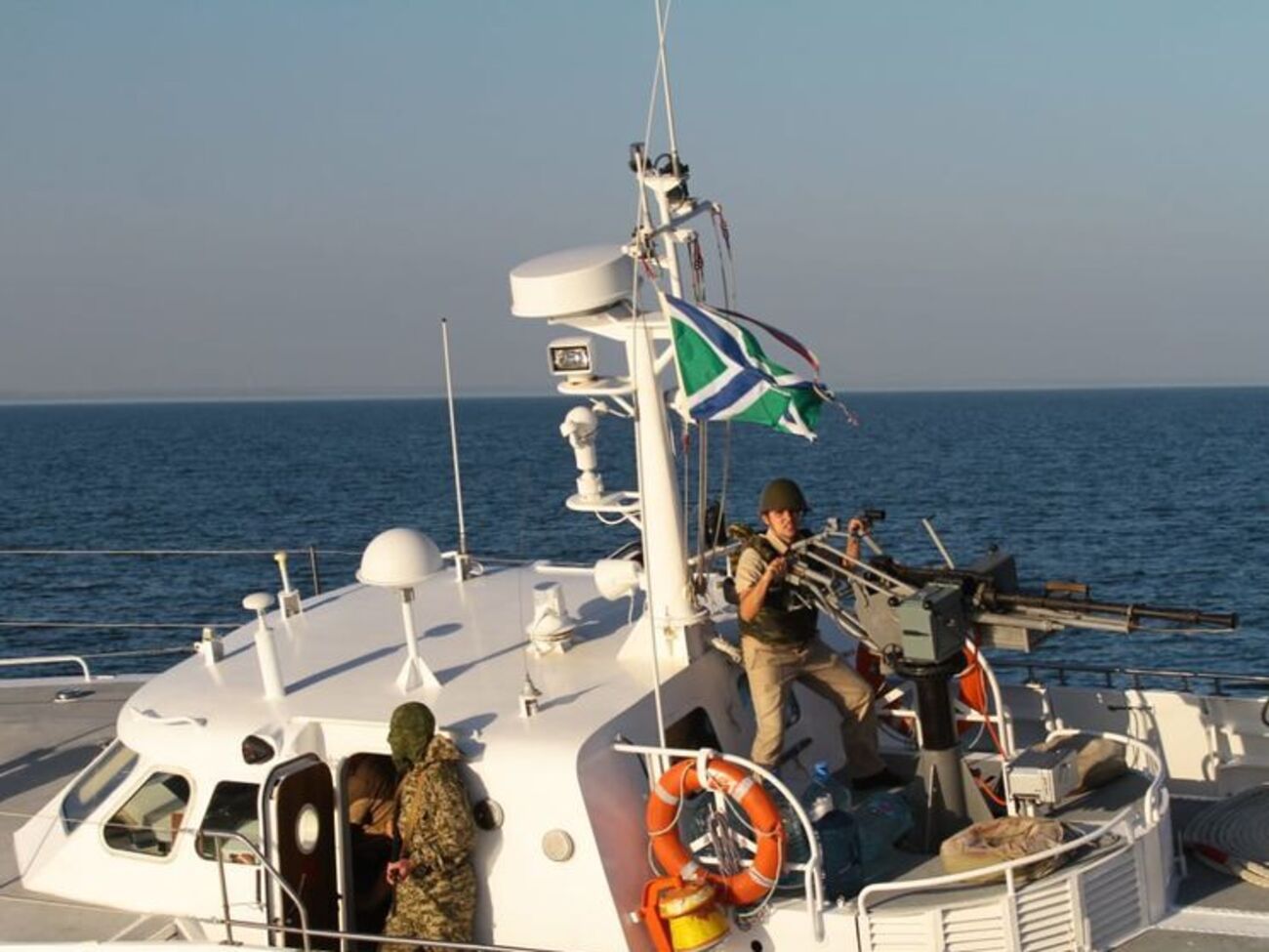 Російський катер робив небезпечні маневри