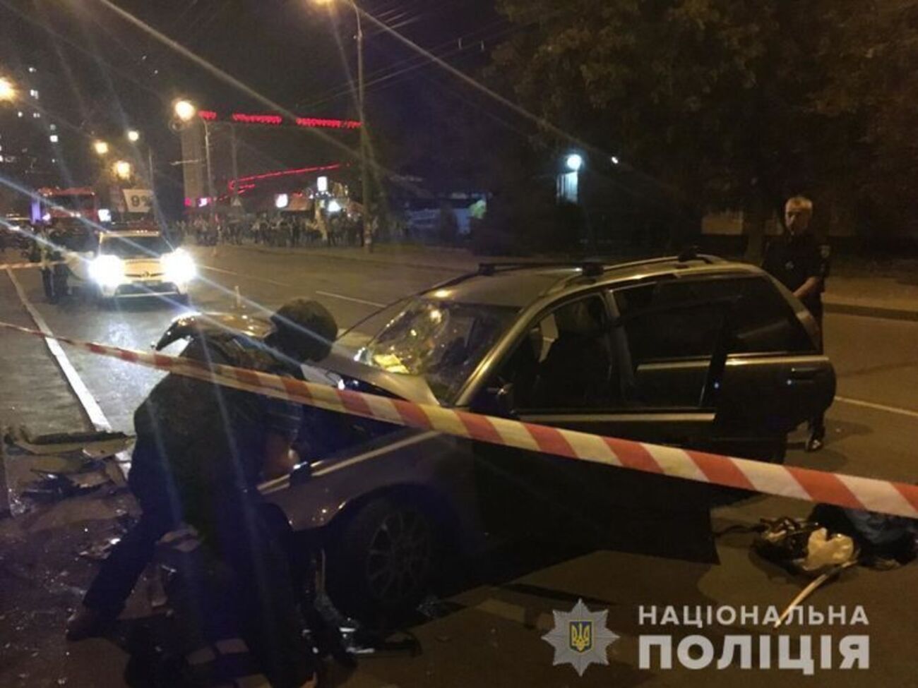 Водій в'їхав у бетонний стовп