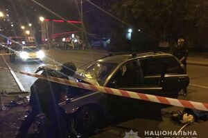 Водій в'їхав у бетонний стовп