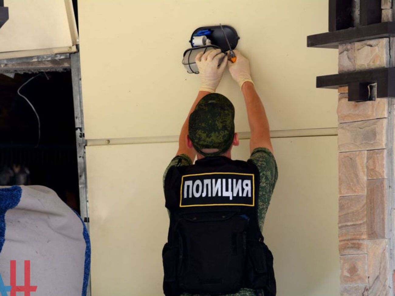 Боевики сообщали, что взрывное устройство было заложено в лампу