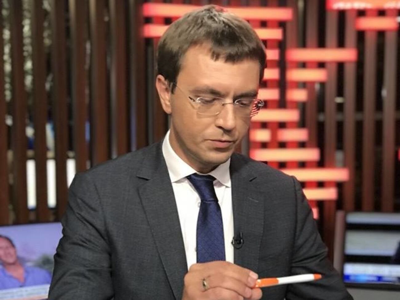 В Омеляна забрали паспорти