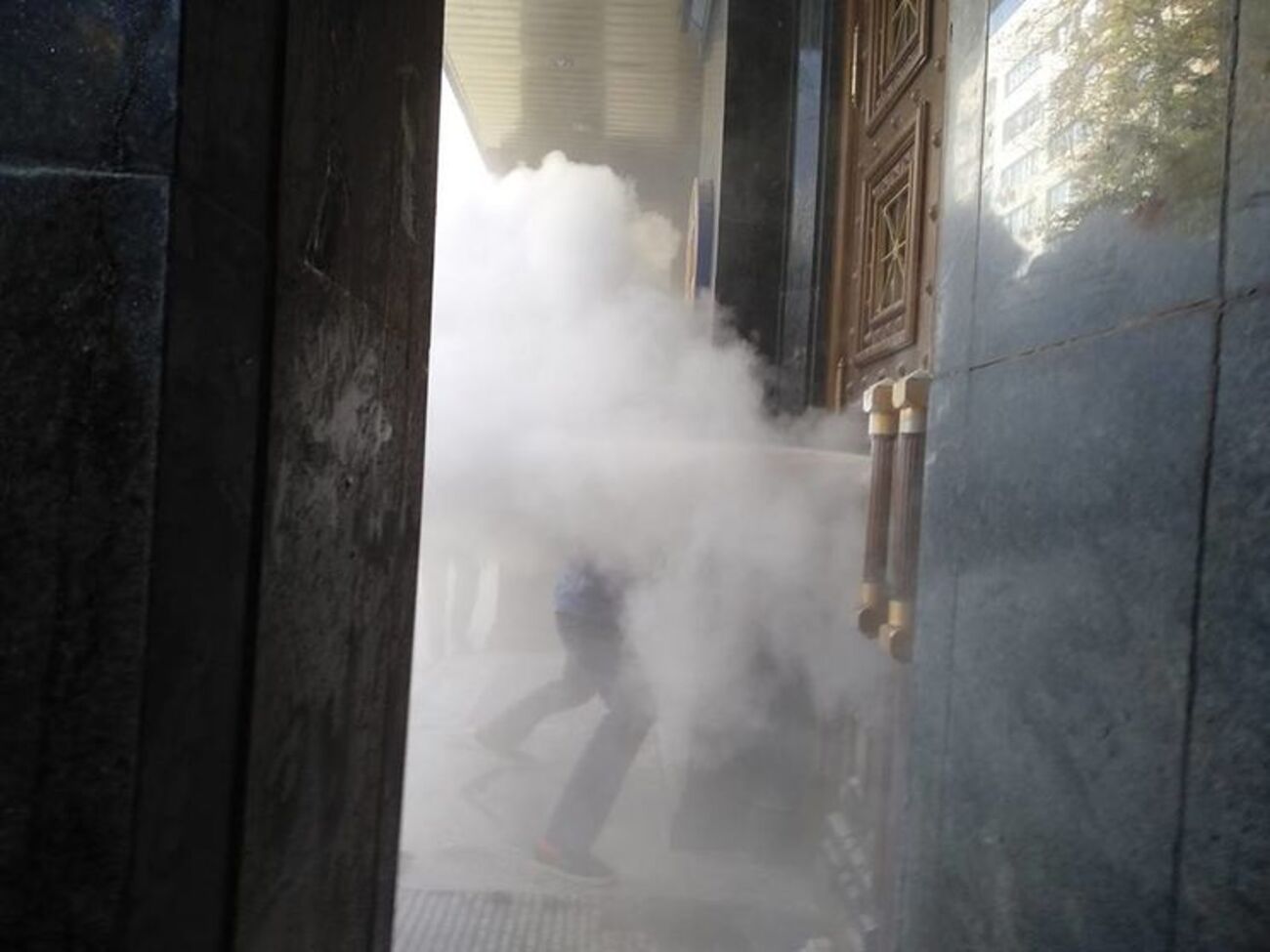 У здания прокуратуры происходят столкновения