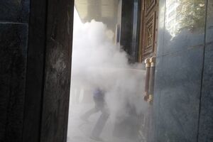 У здания прокуратуры происходят столкновения