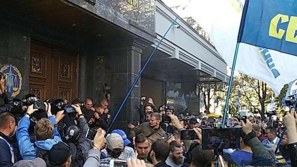 17 вересня біля будівлі Генеральної прокуратури України відбуваються зіткнення між силовиками і представниками націоналістичних рухів