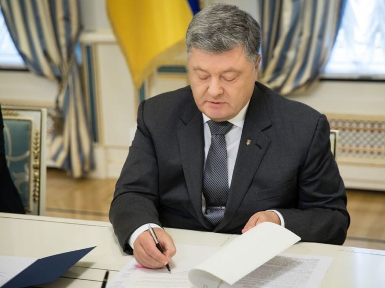 Порошенко ввел в действие решение СНБО от 6 сентября
