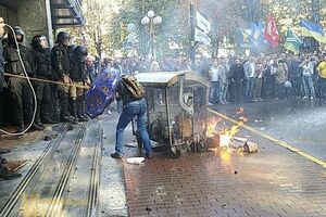 Активісти закидали журналістку льодом і яйцями