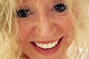 Пугачева кистью изобразила на бумаге свою дочь