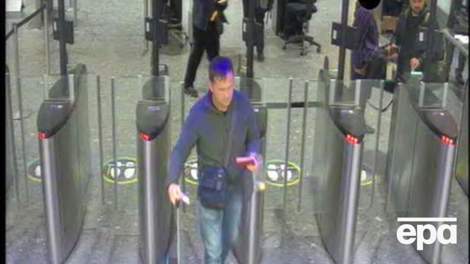 По номеру из досье Петрова журналисты дозвонились в минобороны России