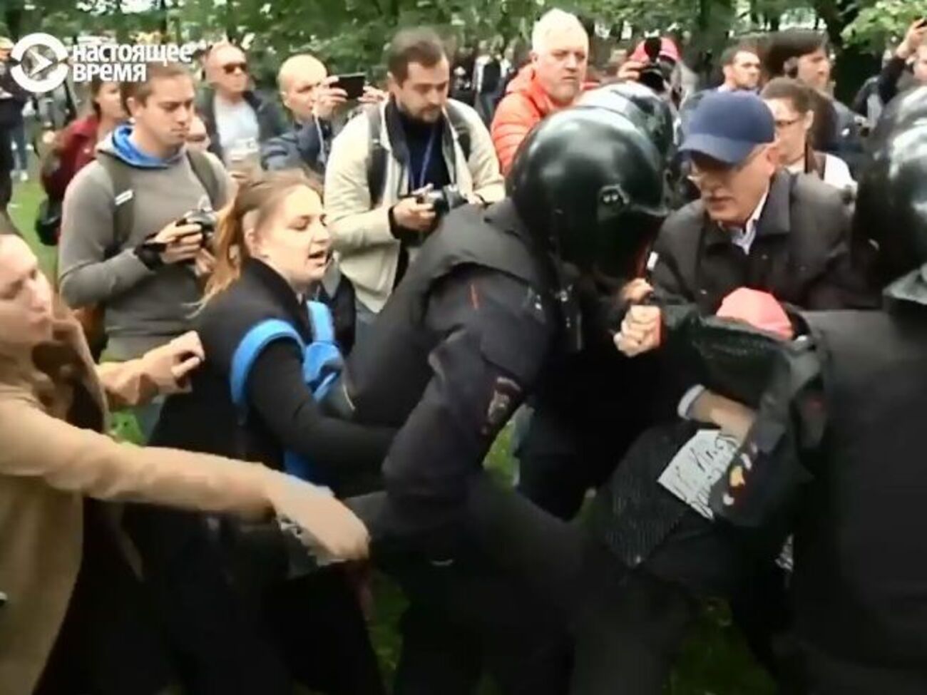 Митингующие обступили полицейских и начали скандировать: "Отпускай!"