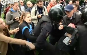 Митингующие обступили полицейских и начали скандировать: "Отпускай!"