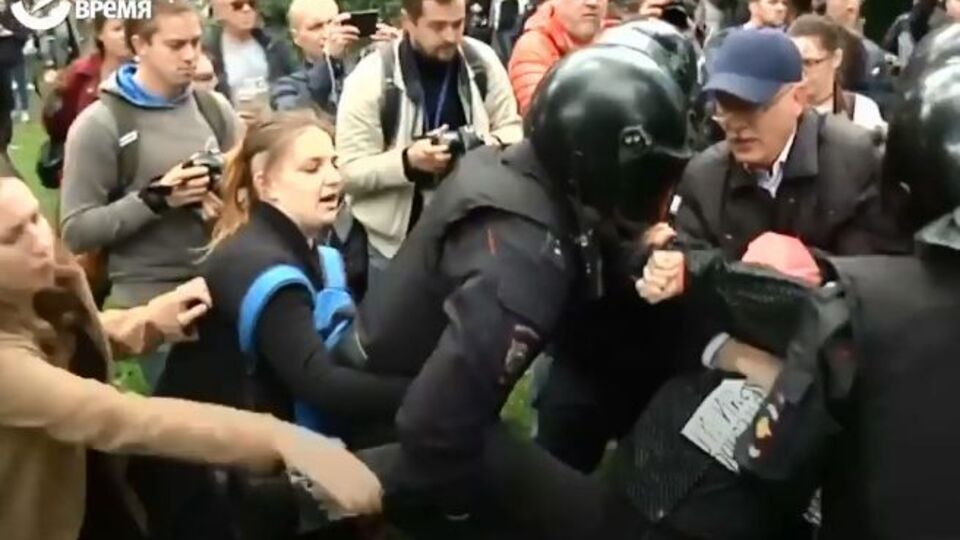 Мітингувальники обступили поліцейських і почали скандувати: "Відпускай!"