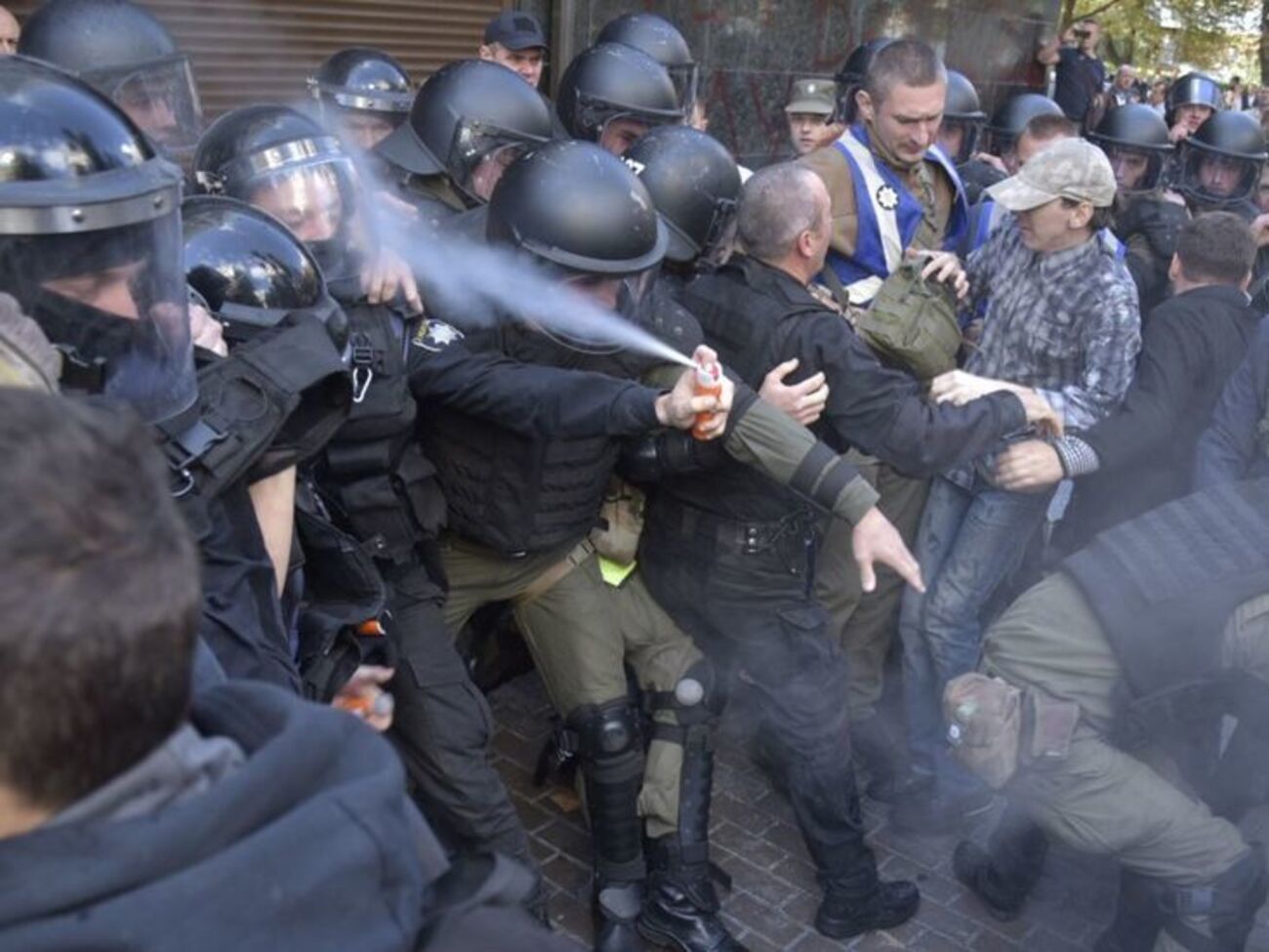 Під ГПУ сталися сутички націоналістів із силовиками. Фоторепортаж