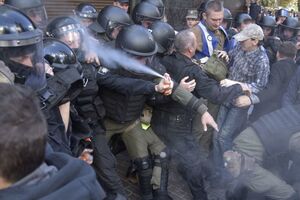 Під ГПУ сталися сутички націоналістів із силовиками. Фоторепортаж