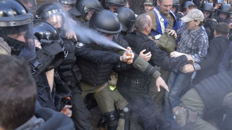Під ГПУ сталися сутички націоналістів із силовиками. Фоторепортаж