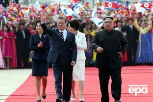 Ким Чен Ын (справа) встретил Мун Чжэ Ина в аэропорту