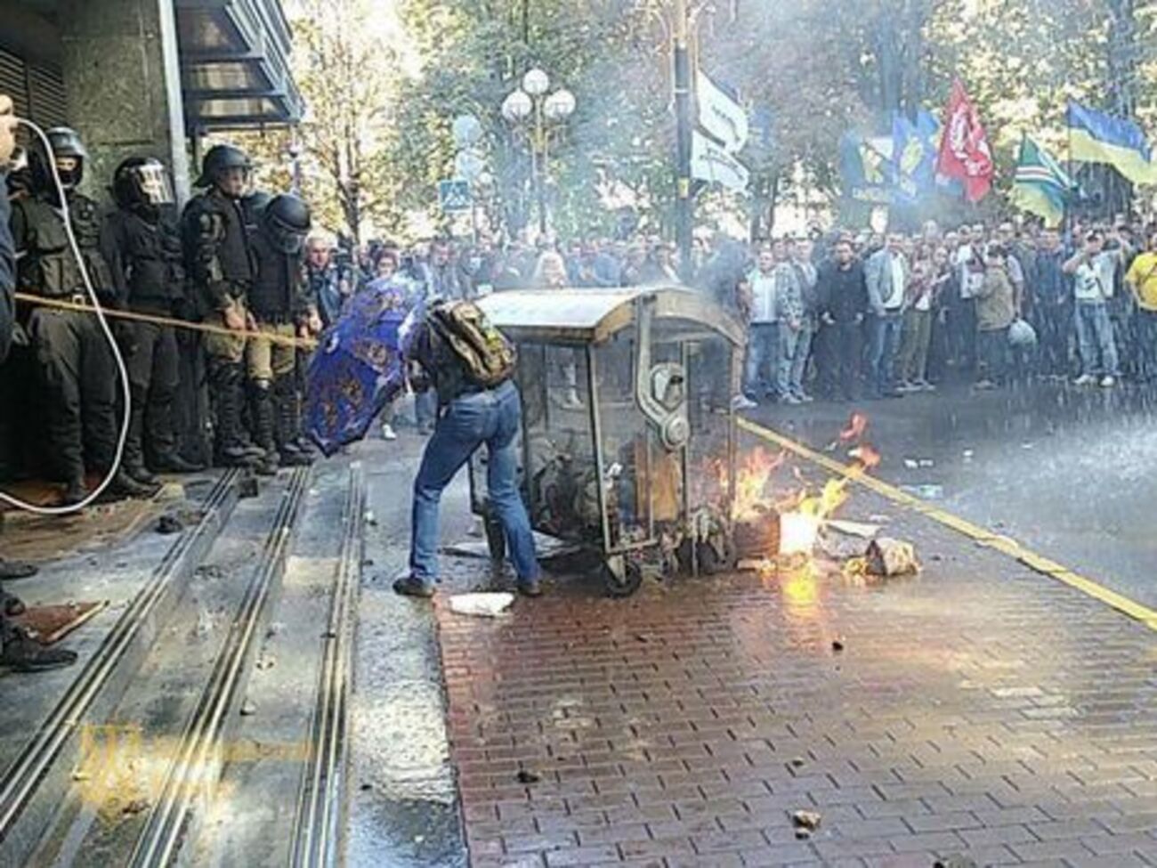 17 сентября у здания Генеральной прокуратуры Украины произошли столкновения между силовиками и националистами