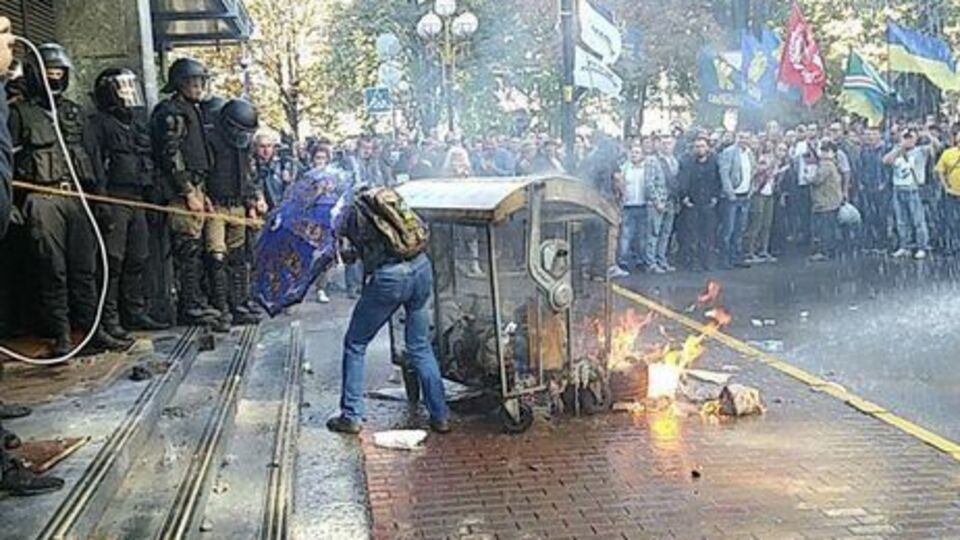 17 сентября у здания Генеральной прокуратуры Украины произошли столкновения между силовиками и националистами