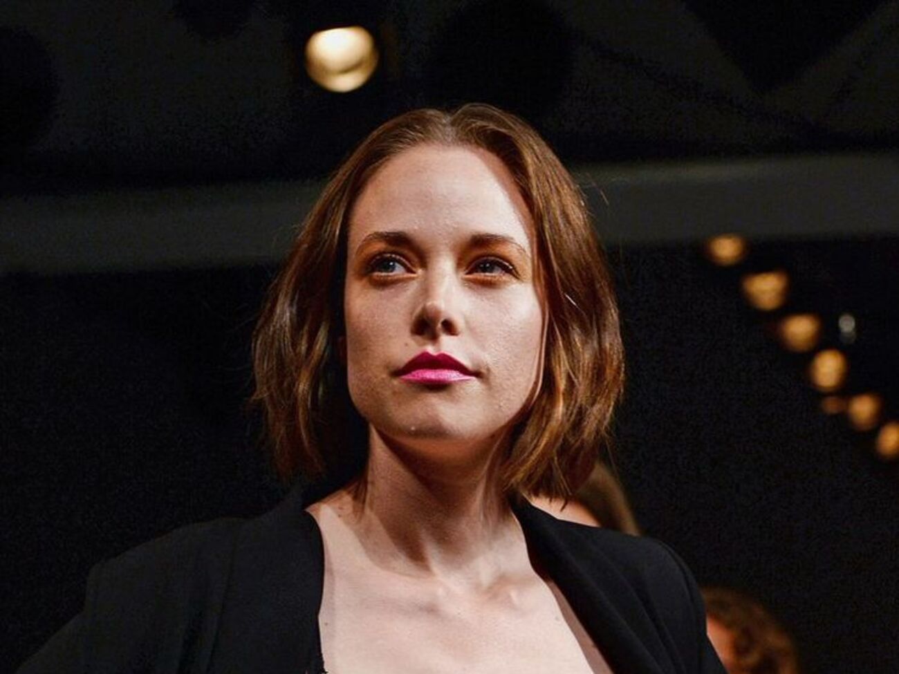 Модель показала помпу для сцеживания молока