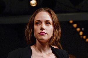 Модель показала помпу для сцеживания молока