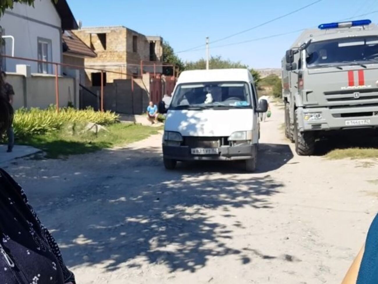 Силовики проникли в домоволодіння через паркан із різних боків