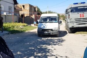 Силовики проникли в домовладение через забор с разных сторон