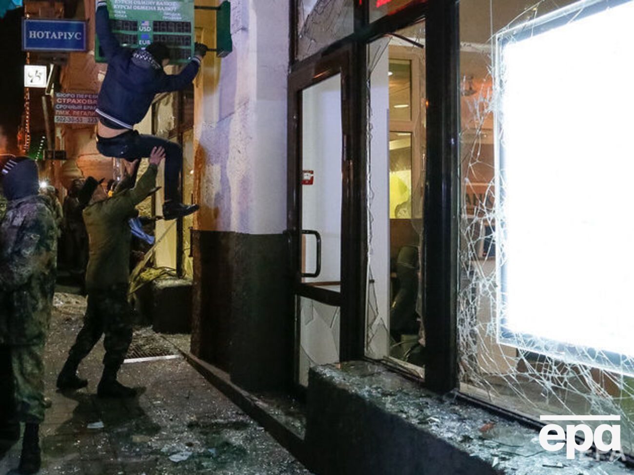 За акциями националистов против "дочек" российских банков стояло государство, убеждены в ВЭБ