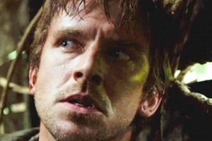 Герой фильма разыскивает свою похищенную сестру