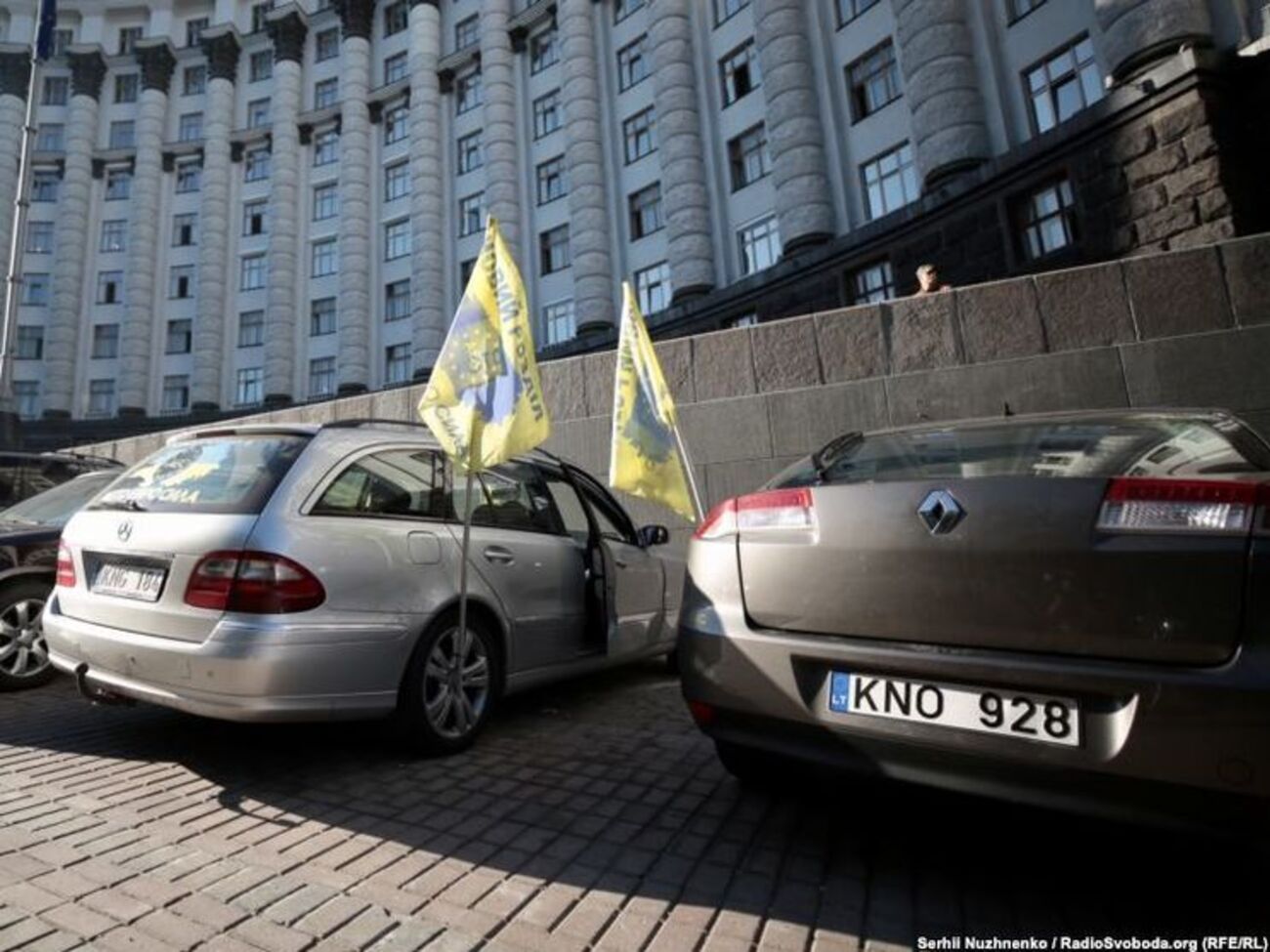 Приблизно 400 активістів біля Кабміну вимагає доступного розмитнення авто. Фоторепораж