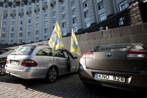 Приблизно 400 активістів біля Кабміну вимагає доступного розмитнення авто. Фоторепораж