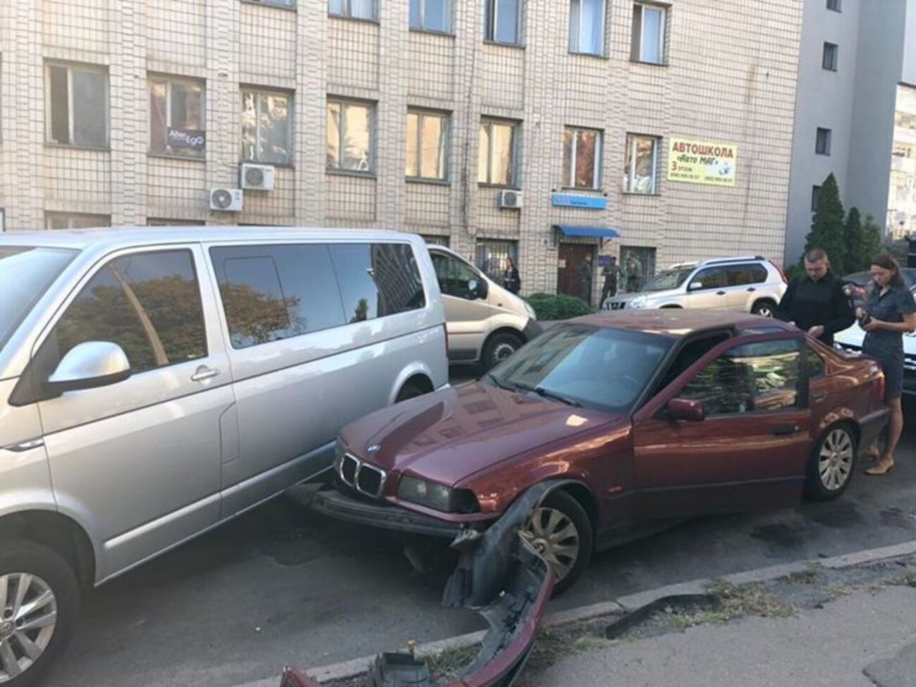 В ходе потасовки пострадали несколько автомобилей