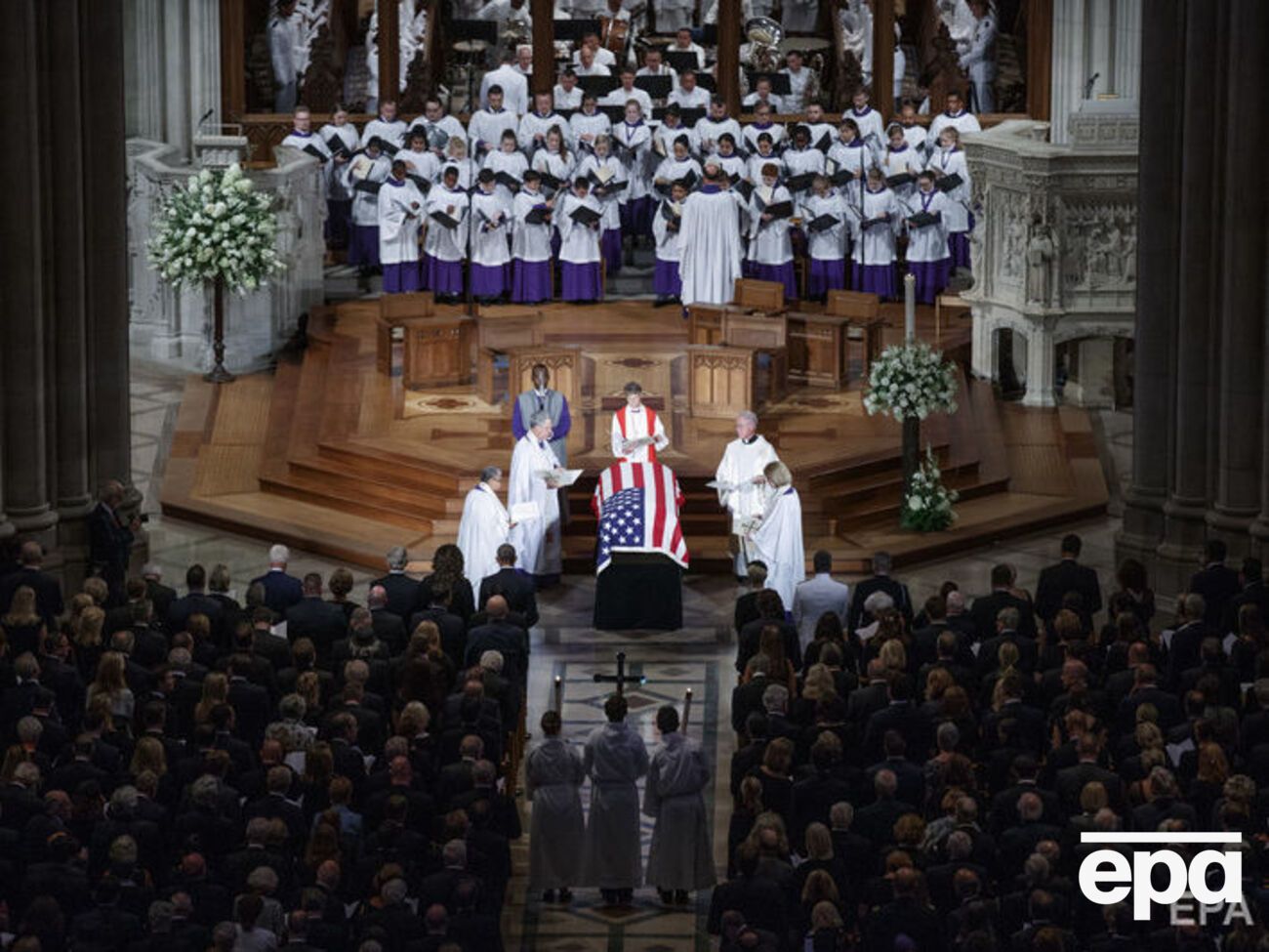 С Маккейном попрощались в Вашингтонском национальном соборе. Фоторепортаж
