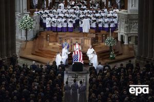 С Маккейном попрощались в Вашингтонском национальном соборе. Фоторепортаж