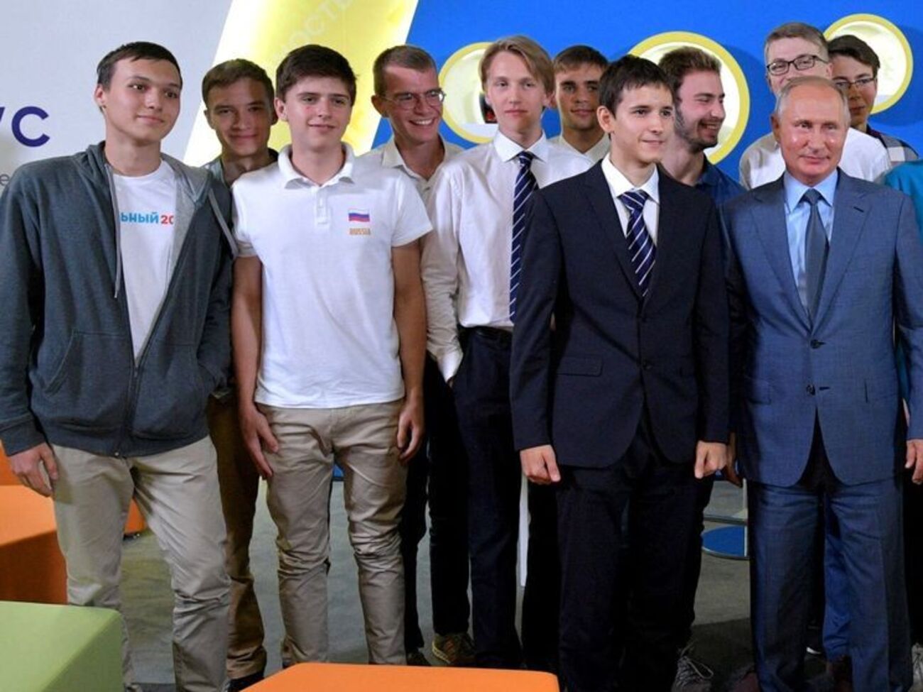 Во время фотографирования парень расстегнул кофту