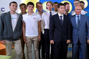 Під час фотографування хлопець розстебнув кофту