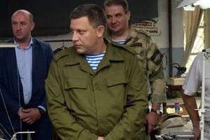 Нова економічна ситуація приваблювала не тільки Захарченка й Тимофєєва (на фото ззаду праворуч)