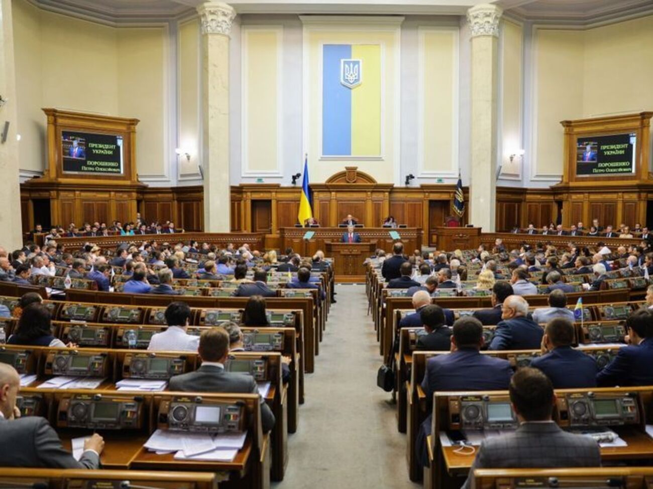 Порошенко заявил, что депутаты вышли, когда он говорил об украинском языке