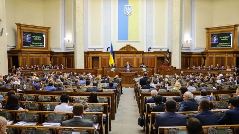 Порошенко заявив, що депутати вийшли, коли він говорив про українську мову