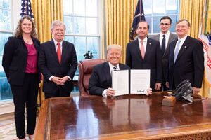 Дональд Трамп підписав документ про нову національну стратегію США 18 вересня