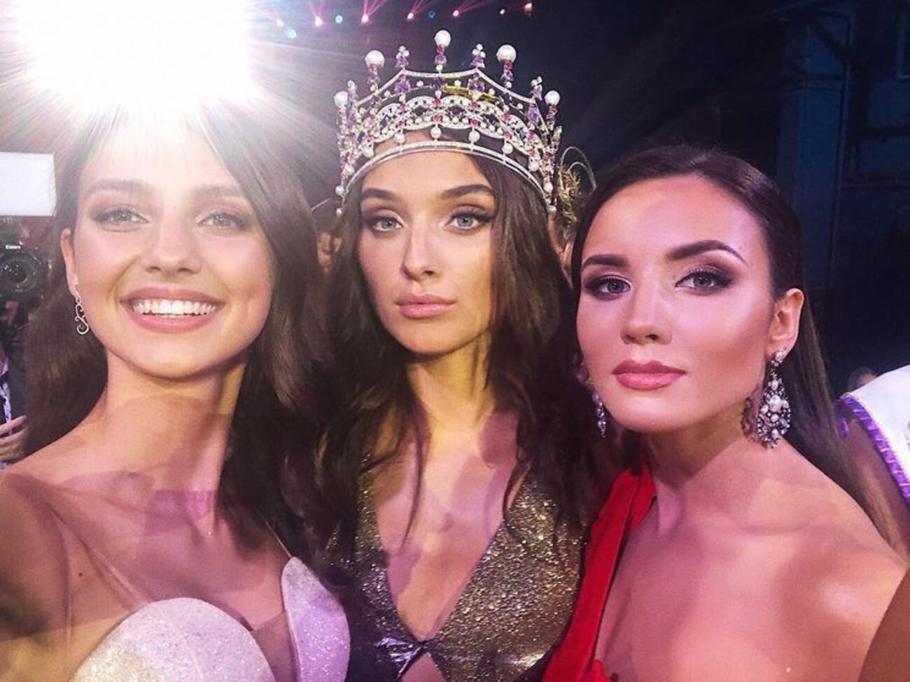Дидусенко (в центре) выиграла конкурс "Мисс Украина 2018"