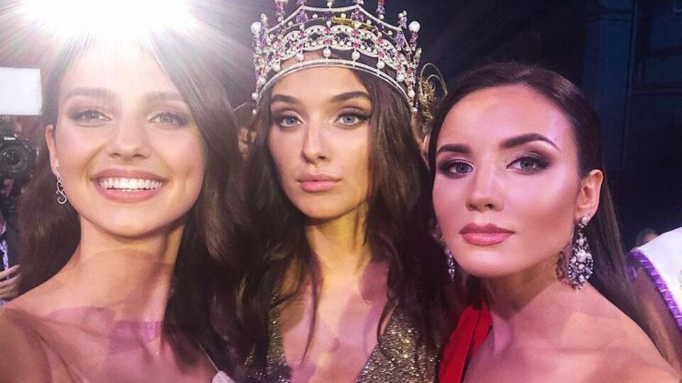 Дидусенко (в центре) выиграла конкурс "Мисс Украина 2018"