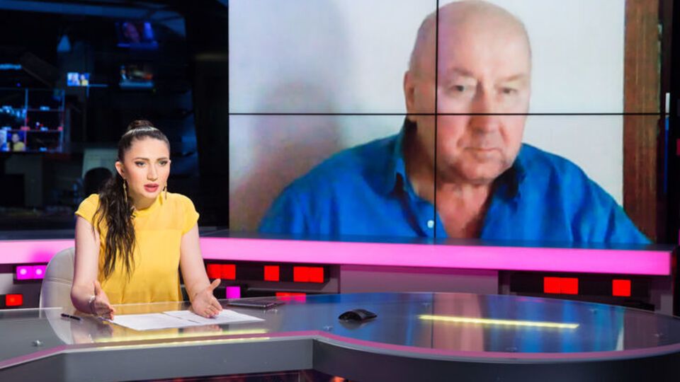 Коржаков зазначив, що взяв на роботу в охорону Золотова, оскільки більше нікого було