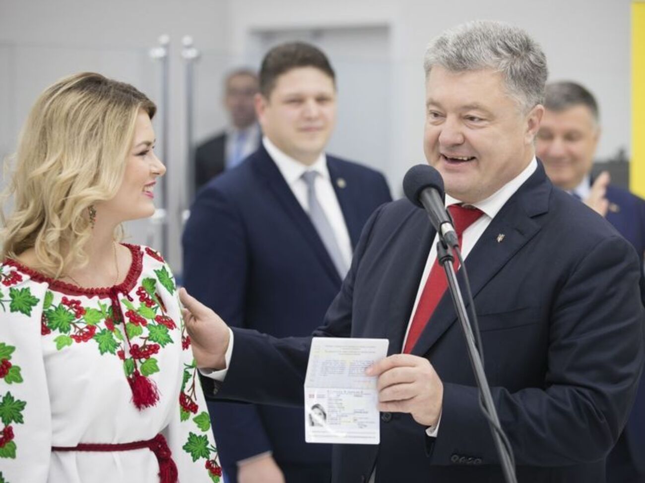 Порошенко особисто вручив 10-мільйонний біометричний паспорт