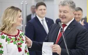 Порошенко лично вручил 10-миллионный биометрический паспорт
