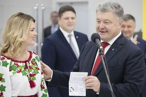 Порошенко особисто вручив 10-мільйонний біометричний паспорт