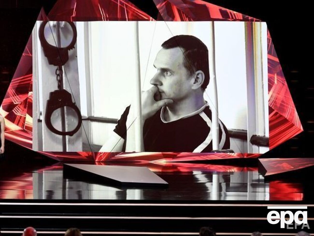 Щур утверждает, что Сенцов "о здоровье не пишет вообще"